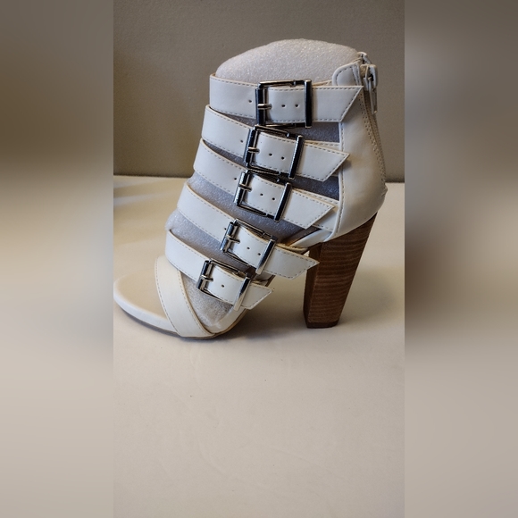 Express White Sandals 6 - Picture 6 of 7